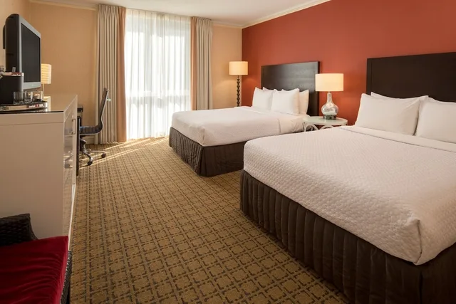 Premium, Cabana, 2 Queen Beds, Side Pool View، Crowne Plaza Cabana, Palo Alto 1/1