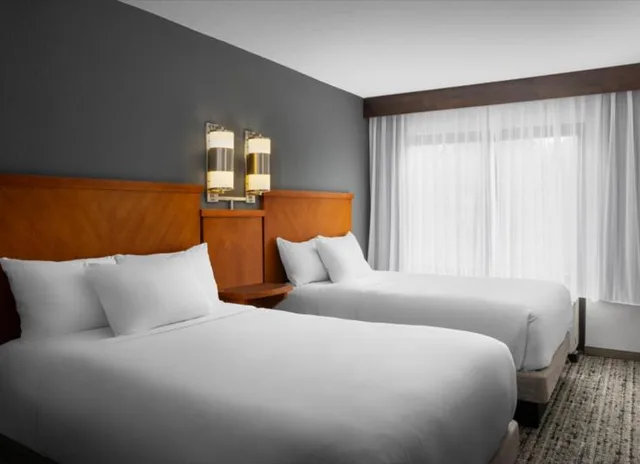 غرفة بسرير مزدوج مع أريكة بحوض استحمام، Hyatt Place Atlanta Airport-South 1/1