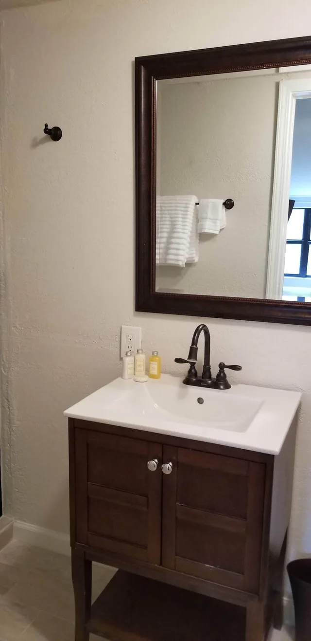 جناح بسرير كوين، Lily Creek Lodge 8/8