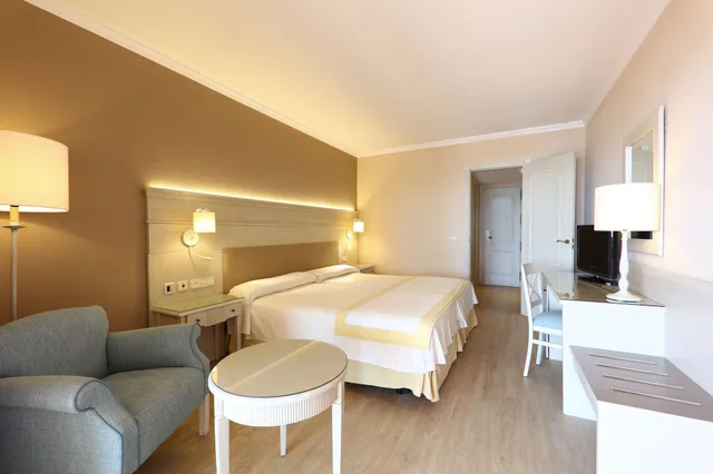 غرفة بسرير كوين بإطلالة على البحر، Iberostar Waves Malaga Playa 6/10