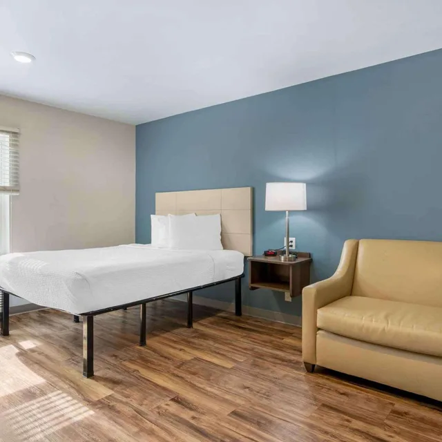 غرفة بسرير كوين مع أريكة، WoodSpring Suites Deerfield Beach 4/6