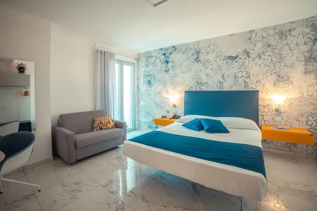 غرفة كومفورت بسرير كوين مع أريكة، Nautilus Hotel 1/3