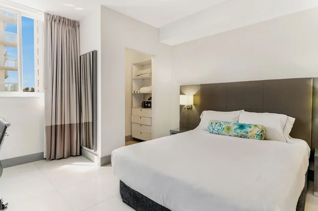 غرفة بسرير كينج وسرير كوين بشرفة بغرفتي نوم مع أريكة، Roami at Habitat Brickell 1/10