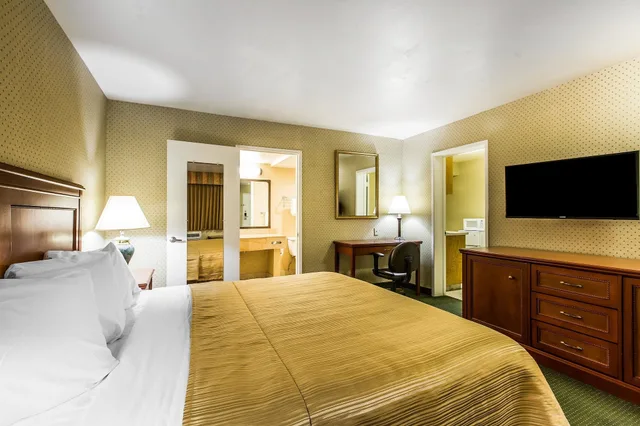 Room, Queen Bed, Accessible, Quality Inn Near China Lake Naval Station 1/4