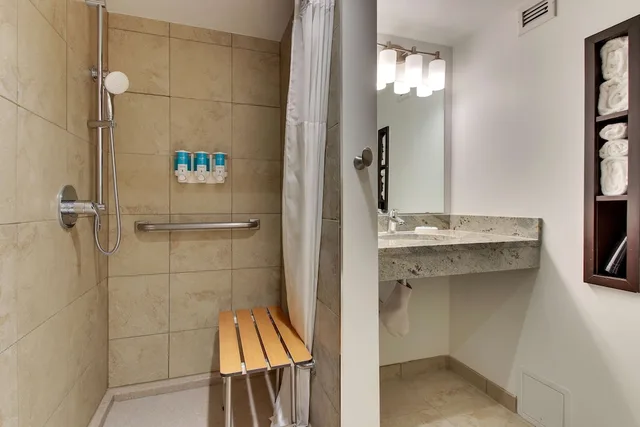 غرفة بسرير كينج لذوي الإعاقة، Drury Inn and Suites Poplar Bluff 5/5