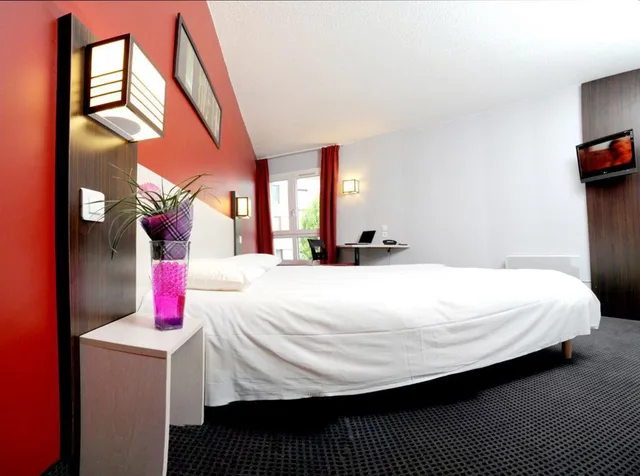 Standard, Queen Bed, BALLADINS EAUBONNE 6/10