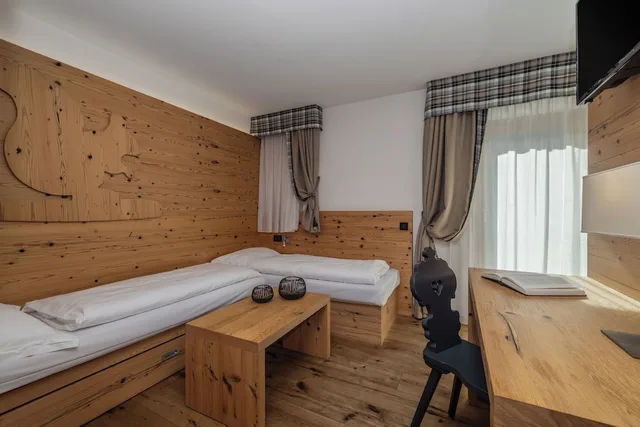 جناح بسرير كينج وثلاثة أسرّة، Hotel Palace Ravelli 3/4