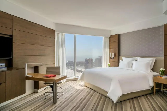 غرفة بريميوم ديلوكس بسرير كينج مع أريكة، Pullman Doha West Bay 3/6