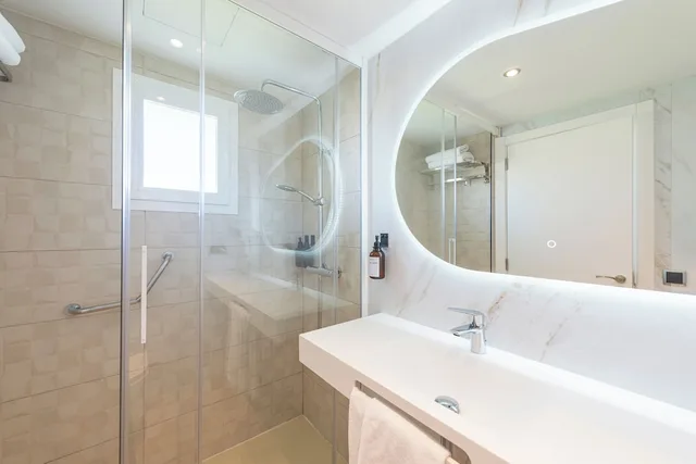 شقة بسريرين منفصلين بإطلالة على الحديقة بشرفة مع أريكة، Olive Beach Apartments 8/9