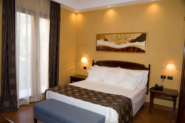جناح، Artemis Hotel 4/9