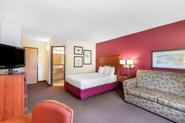 غرفة قياسية بسرير كوين مع أريكة، SureStay Plus Hotel by Best Western Litchfield 4/8