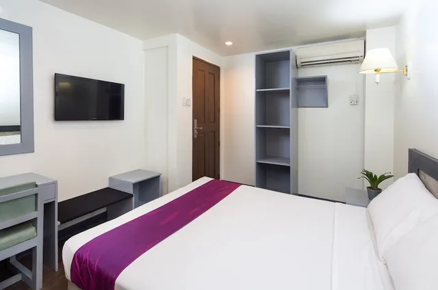 غرفة قياسية بسرير كوين، V Hotel 2/4
