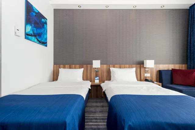 غرفة بسرير مزدوج بإطلالة على الفناء، HOLIDAY INN EXPRESS BREMEN AIRPORT 5/10