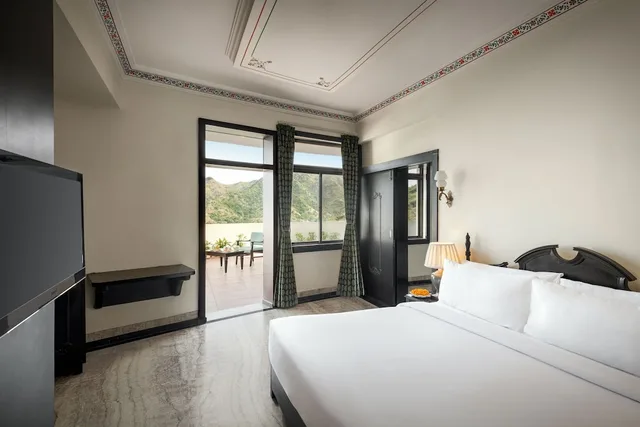جناح بسرير كوين بشرفة، Bhairavgarh by Zennia Hotels 1/1