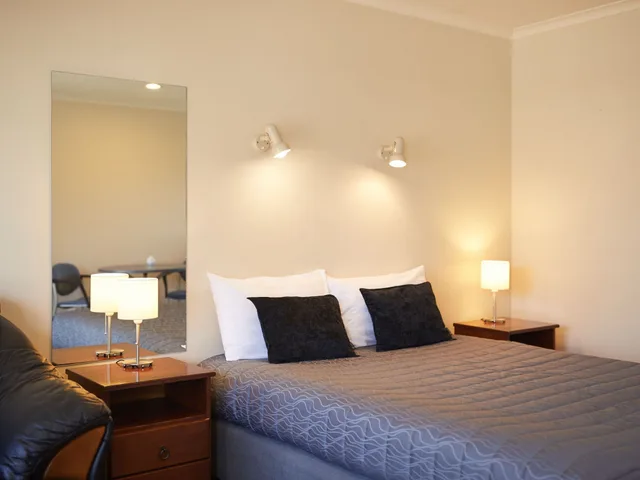 استوديو كومفورت بسرير كينج، Centre Court Motel 3/7