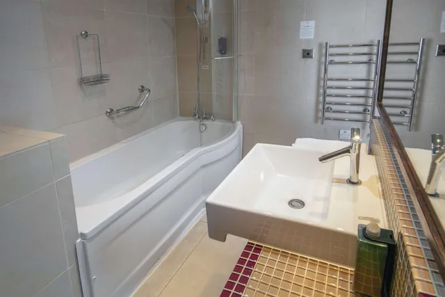 غرفة ديلوكس بسرير مزدوج وسرير فردي، The Crown London, WorldHotels Distinctive 3/3