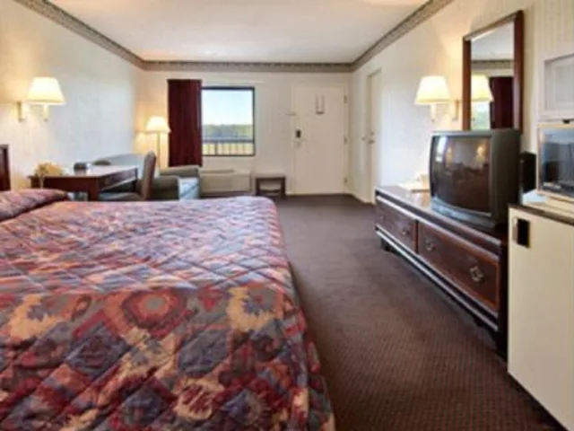 غرفة بسرير كينج، Econo Lodge Franklin VA 1/2