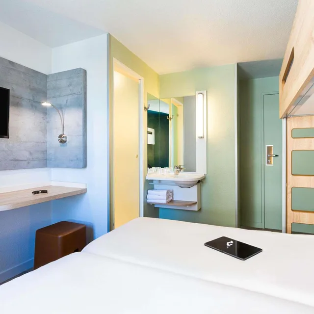 Room, Triple, Twin Beds, Bunk Bed, Ibis Budget Bordeaux Centre Gare Saint Jean 2/10