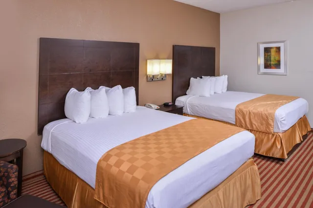 غرفة بسرير مزدوج بحمام خاص، Americas Best Value Inn & Suites Bastrop 4/5