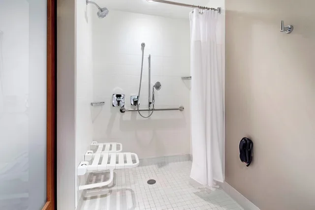 جناح بسريرين كوين مع سرير سحّاب إضافي لذوي الإعاقة، SpringHill Suites Columbus OSU 6/6