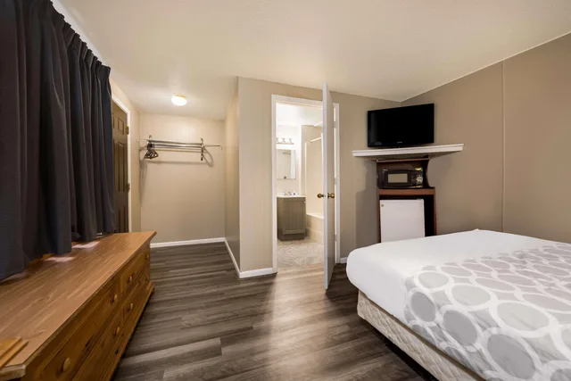 غرفة بسرير كوين، Rodeway Inn La Crosse 2/3