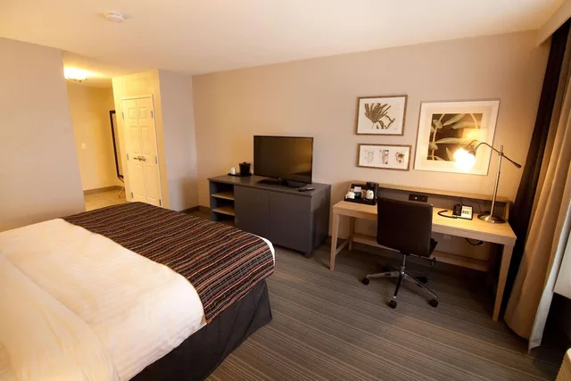 غرفة بسرير كينج، Country Inn & Suites By Radisson, Decorah, IA 1/5