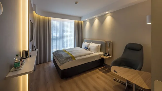 غرفة قياسية بسرير كوين، Holiday Inn Express Luzern Kriens 4/6