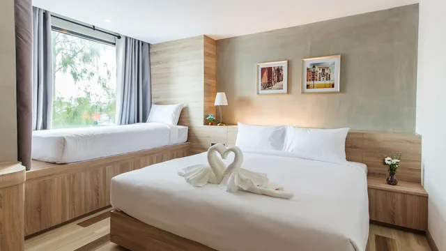 غرفة ديلوكس ثلاثية بسرير مزدوج وسرير فردي، B2 Ubon Premier Hotel 1/2