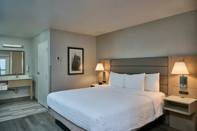 Room, King Bed, Balcony, Hampton Inn and Suites Hermosa Beach 2/7