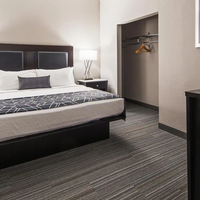 جناح بسرير كينج بمطبخ صغير، Best Western Plus Wilkes Barre-Scranton Airport Hotel 2/9