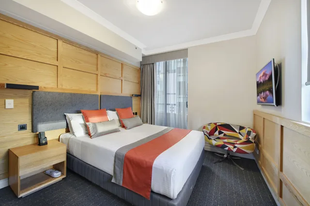 غرفة سوبيريور بسرير كوين وسريرين منفصلين بغرفة نوم واحدة، YEHS Hotel Sydney Harbour Suites 1/4