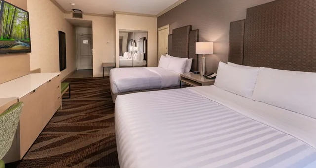 غرفة بسريرين كوين بشرفة، Prestige Harbourfront Resort, WorldHotels Luxury 1/1