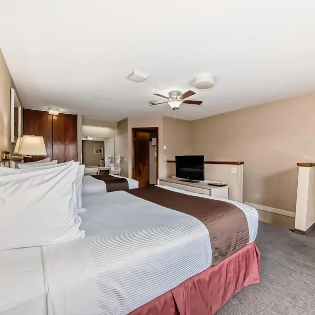 Loft, Suite, King Bed, Queen Bed، Stony Plain Inn & Suites 2/5