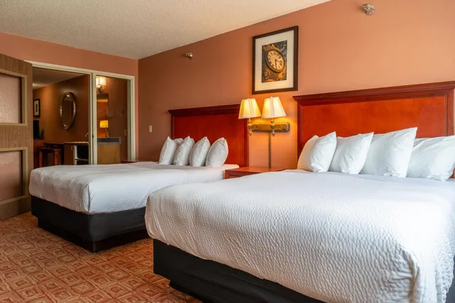 جناح بسريرين كوين مع أريكة بحوض جاكوزي، North Country Inn & Suite 2/4