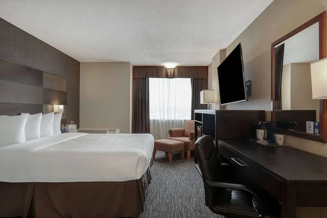 غرفة بزنس بسرير كوين، Days Inn by Wyndham Calgary South 1/6
