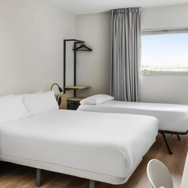 غرفة بسرير مزدوج مع سرير إضافي، B&B HOTEL Granada 3/9
