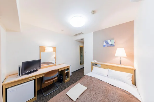 غرفة بسرير فردي وسرير نصف مزدوج، Sunny Stone Hotel 1/1
