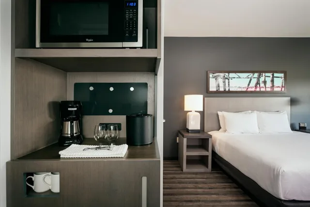 Studio, Suite, King Bed, Sofa, Kitchen, Hyatt House Anchorage 4/7