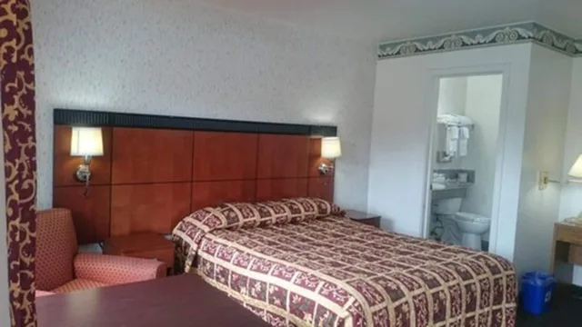غرفة قياسية بسرير كينج، Econo Lodge Monterey Fairgrounds 2/3