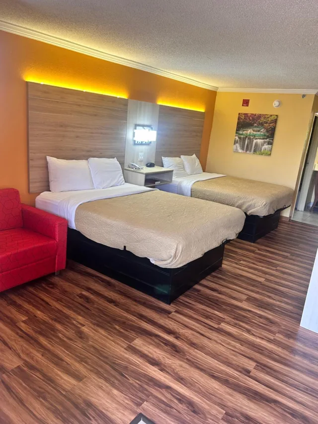 غرفة ديلوكس بسريرين كوين للمدخنين، Home Town Inn And Suites 1/3