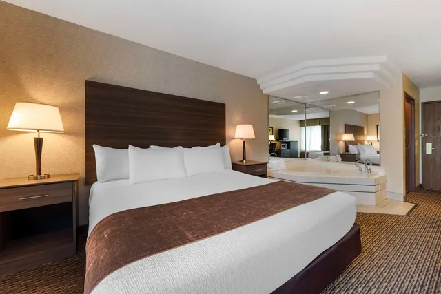 غرفة بسرير كينج بحوض جاكوزي، Best Western Spooner Riverplace 2/4