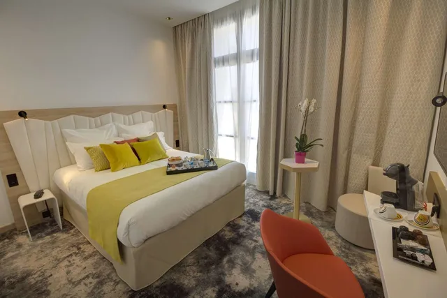 Classic, Queen Bed, Best Western Plus Hotel Comedie Saint-Roch 2/5
