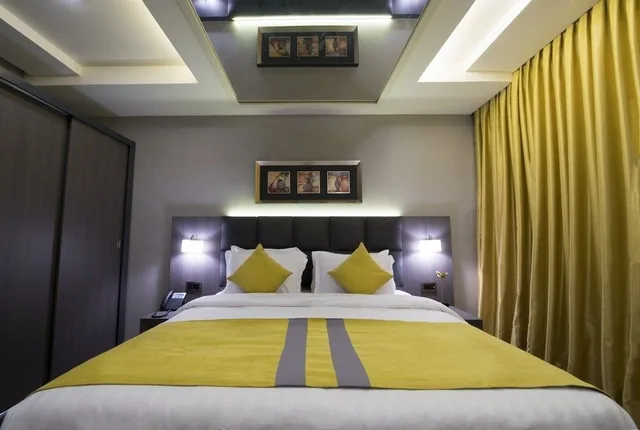 شقة ديلوكس بسرير كينج وسريرين منفصلين بغرفتي نوم، أجنحة برام(Bram Suites) 1/5