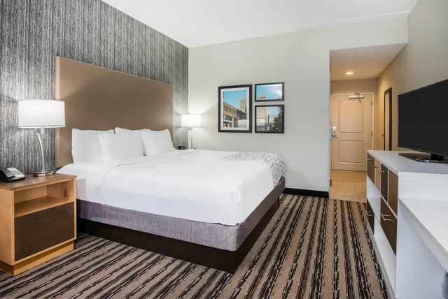 جناح استوديو ديلوكس بسرير كينج، La Quinta Inn Suites By Wyndham Buffalo Amherst 3/6