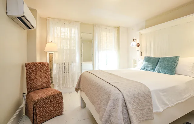 غرفة قياسية بسرير كوين، The Charlotte Hotel & Restaurant 1/1