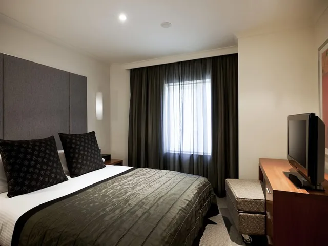 1 Bedroom, Renovated, Suite, Apartment, King Bed, City View، The Sebel Quay West Suites 1/5