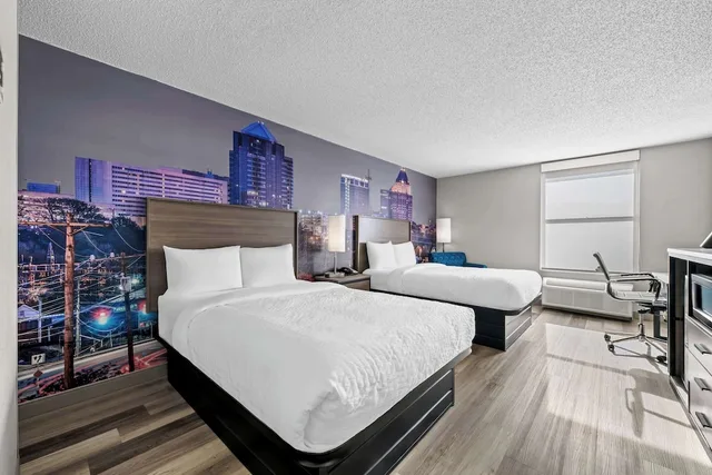 غرفة قياسية بسريرين مزدوجين، Clarion Pointe High Point, NC 1/3