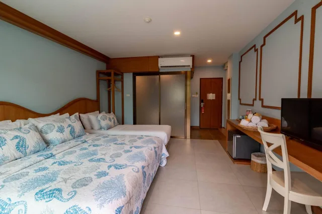 غرفة ثلاثية بإطلالة على المسبح، ROYAL PINEAPPLE HOTEL a welcome to wealth and good fortune 2/4