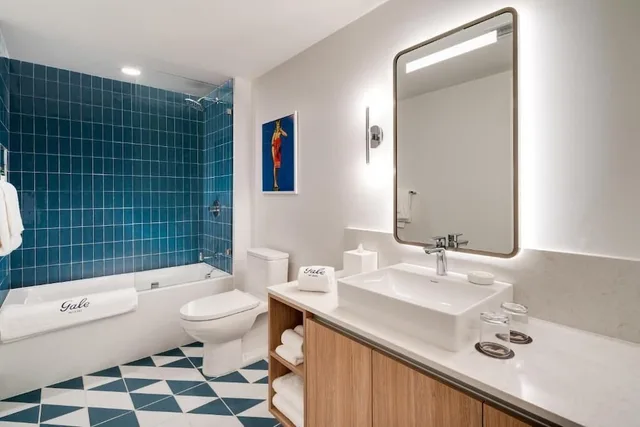 1 Bedroom, Suite, King Bed, Partial Water View, Balcony، Gale Miami Hotel and Residences 4/4