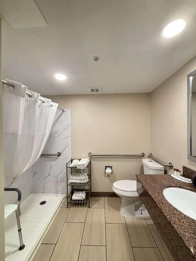 غرفة ديلوكس بسرير كينج لذوي الإعاقة، Baymont by Wyndham Lake Park Valdosta I75 5/5